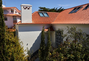 Twin room with shared bathroom