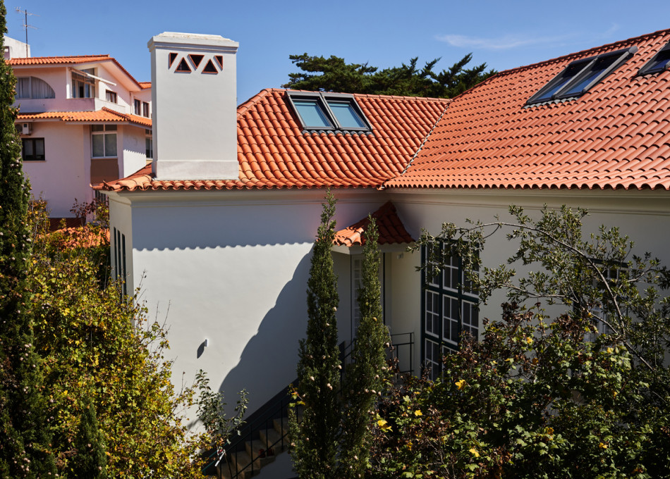 Twin room with shared bathroom