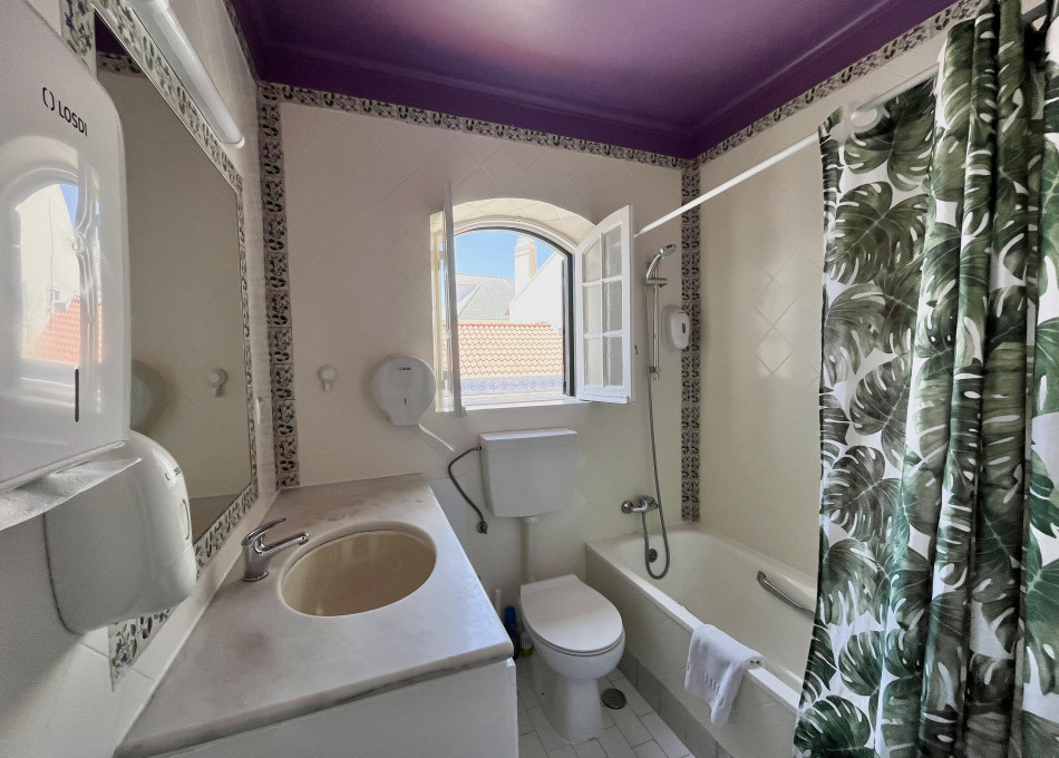 Twin room with shared bathroom