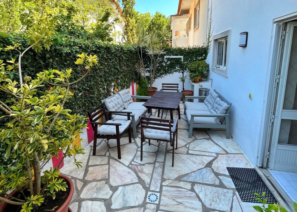 Twin room with shared bathroom